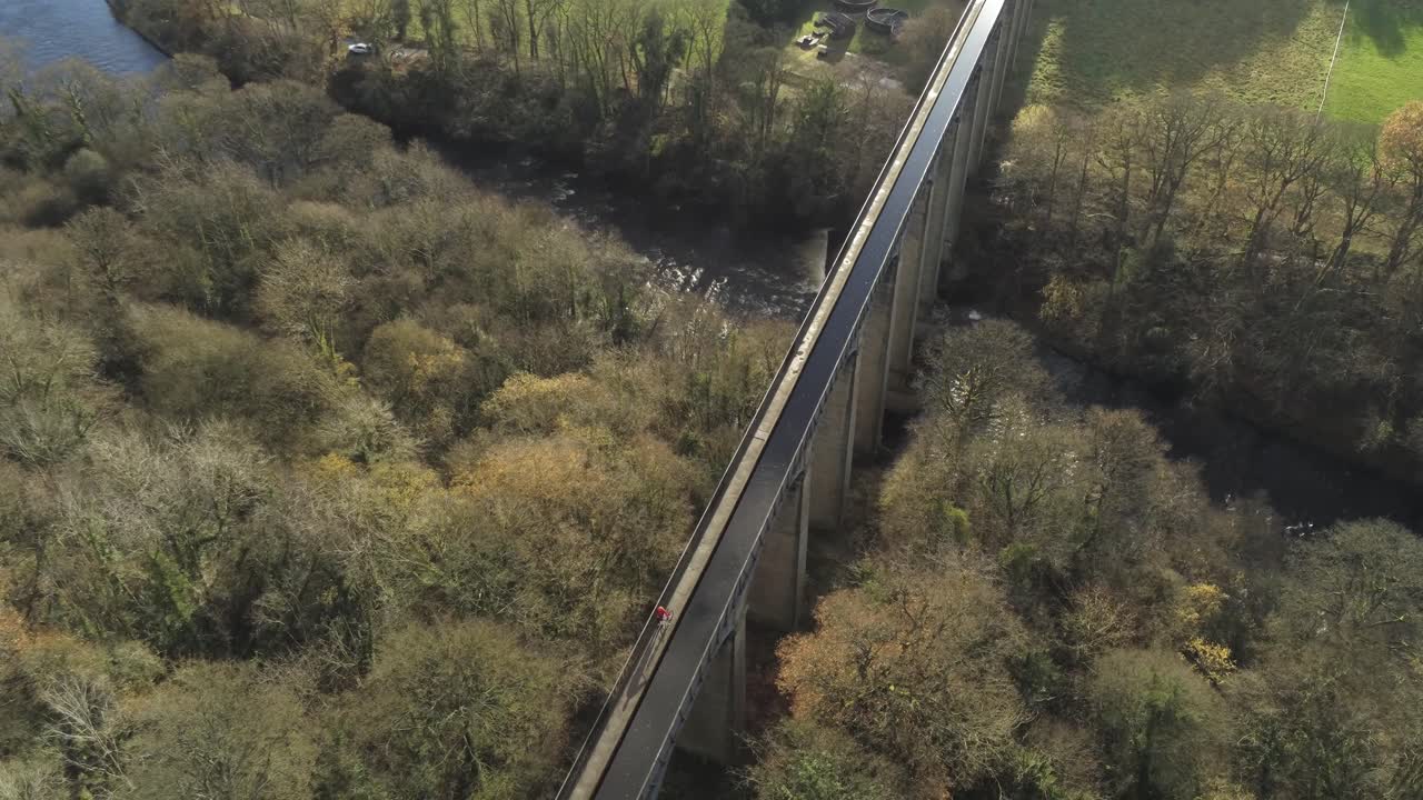 오래 된 웨일스어 pontcysyllte 수로 수로 조감도 농촌 가을 삼림 지대 계곡 조감도 멀리 공개
