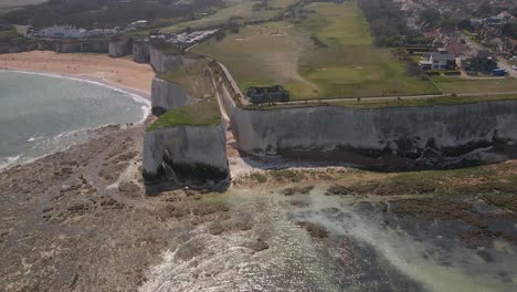 Bahía-De-Kingsgate-Acantilado-De-Tiza-Blanca-Formación-Costera-Inglés-Kent-Seaside-Aérea-Dolly-Vista-Derecha-ángulo-Alto