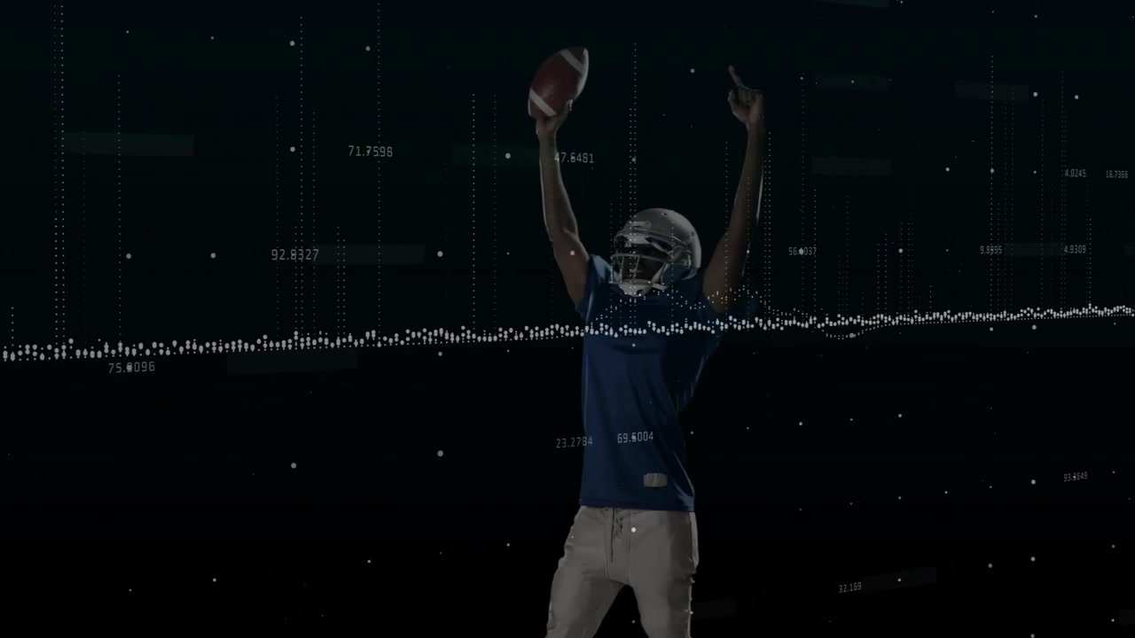 Giocatore di football che alza un pallone, innescando un'onda di dati, rilascia il pallone e celebra nell'ambito della tecnologia sportiva.