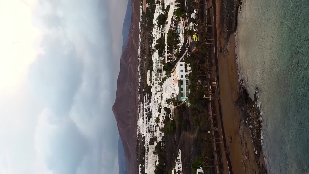 tiro vertical de drones de resort de vacaciones y villas en la costa de la isla