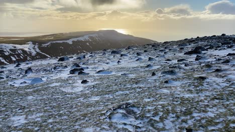 el pico de la montaña akrafjall al anochecer, islandia