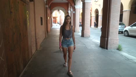una mujer caminando por una sala de juegos italiana.