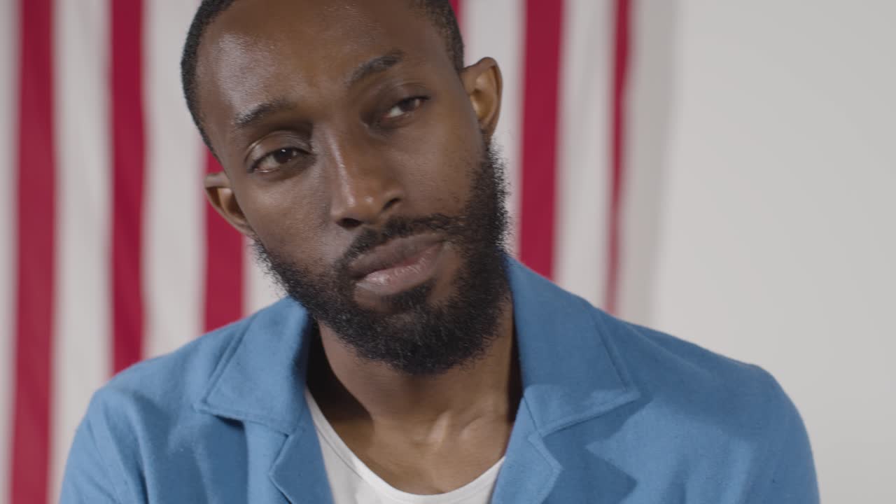 한 남자가 미국 선거에서 투표소에 서서 어떻게 투표해야 하는지 결정하고 있습니다.