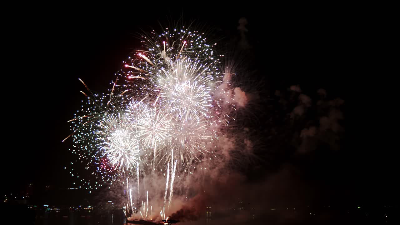 fuegos artificiales reales que explotan el relleno del marco de celebración y el bucle sin problemas desenfoque abstracto luces bokeh en el cielo nocturno con el festival de espectáculo de fuegos artificiales que brillan intensamente
