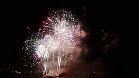 fuegos artificiales reales que explotan el relleno del marco de celebración y el bucle sin problemas desenfoque abstracto luces bokeh en el cielo nocturno con el festival de espectáculo de fuegos artificiales que brillan intensamente