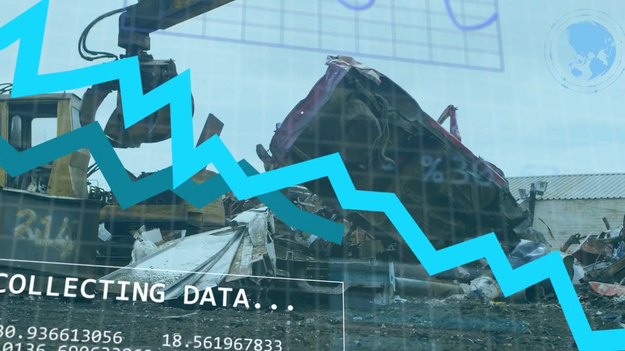 Hydraulisk gripklo sänks, lyfter och vinklar krossad röd bil medan HUD loggar för sortering.