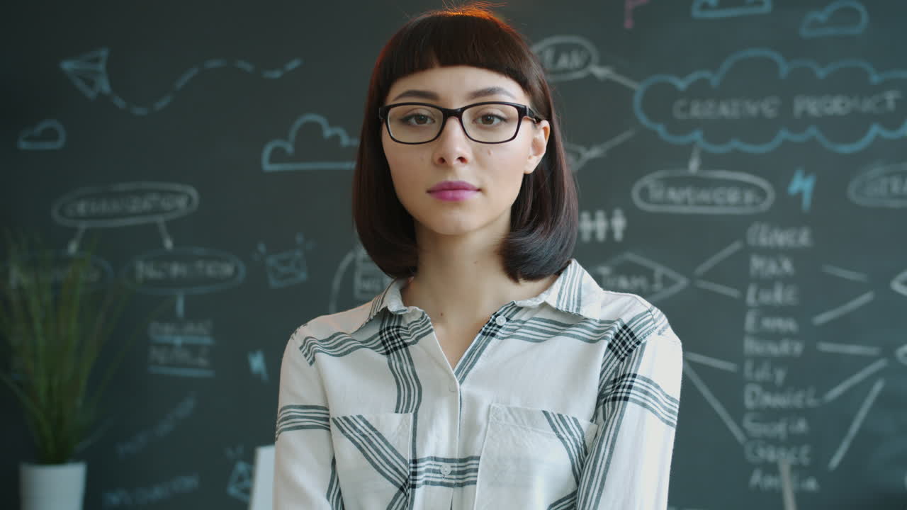 mujer de negocios segura en el entorno de la oficina