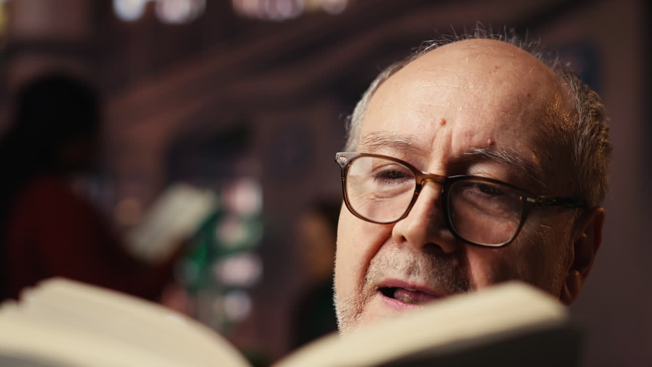 hombre leyendo un libro