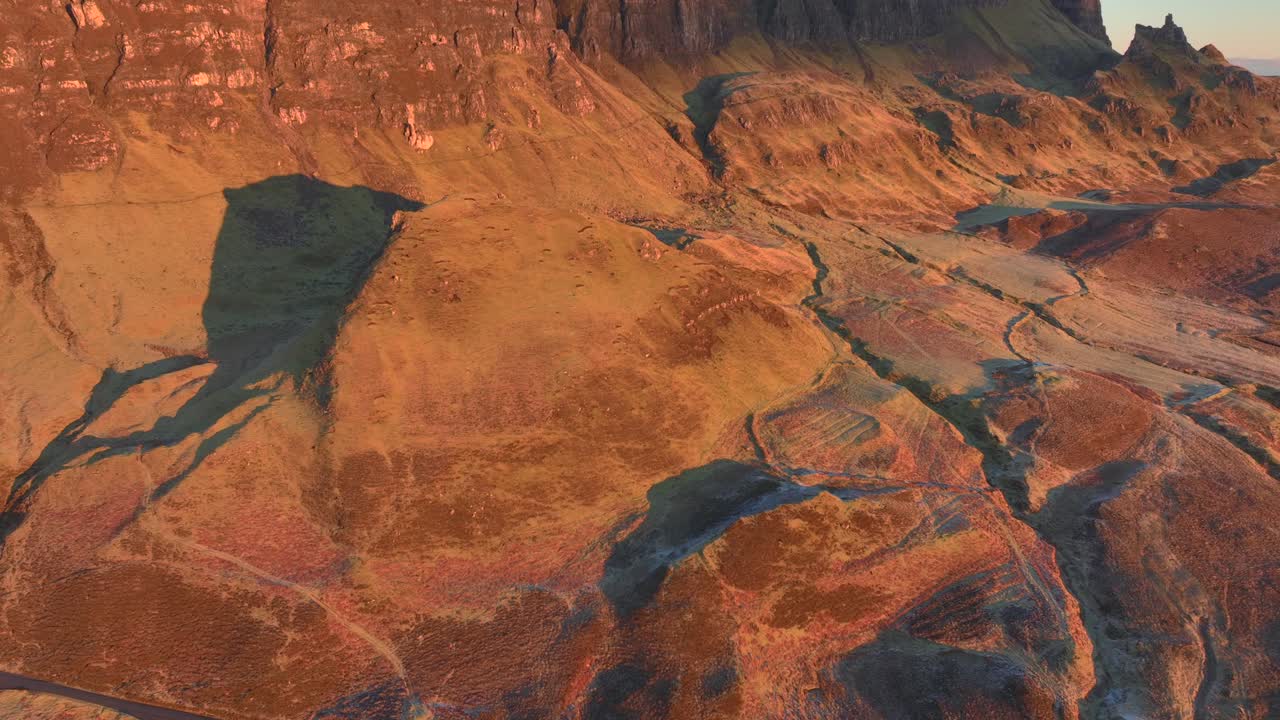 지진이 드러나는 구름이 그늘진 절벽은 겨울의 새벽 빛에 여 있습니다.