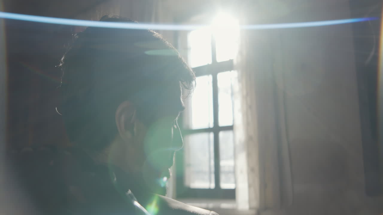 은 집의 창밖을 바라보는 남자