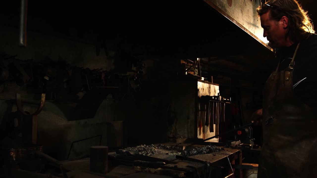 강철 막대기 에서 일 하는 도공