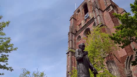 vieux clocher de l'église oldehove leeuwarden time lapse, printemps, nuages ensoleillés