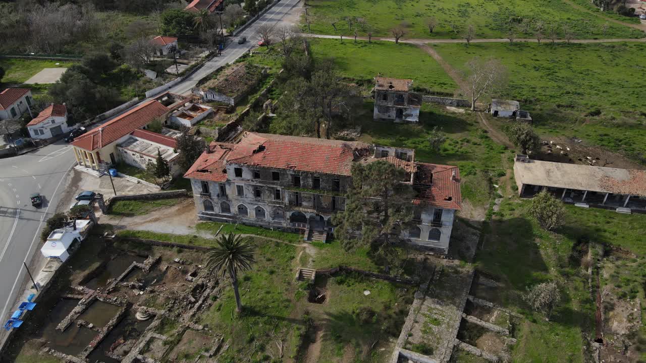 un video circular de drones del hotel ahora abandonado del palacio sarliza