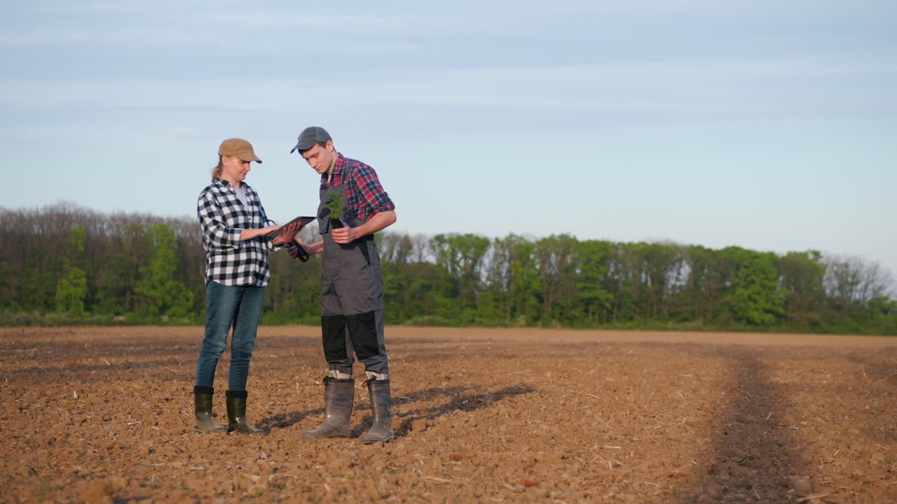 agricultores que utilizan tabletas para controlar las plantas en el campo