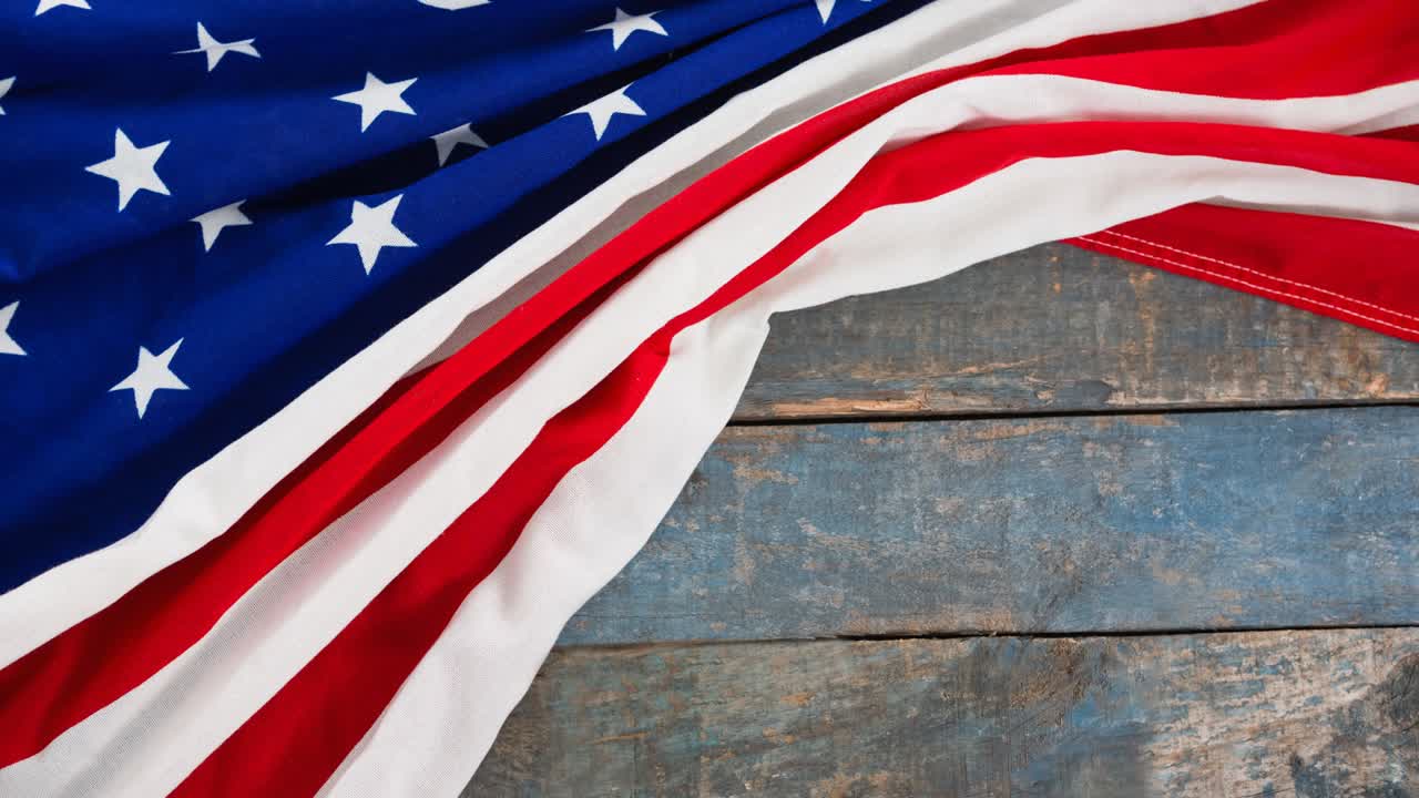 animación de la bandera estadounidense acostada en una mesa de madera