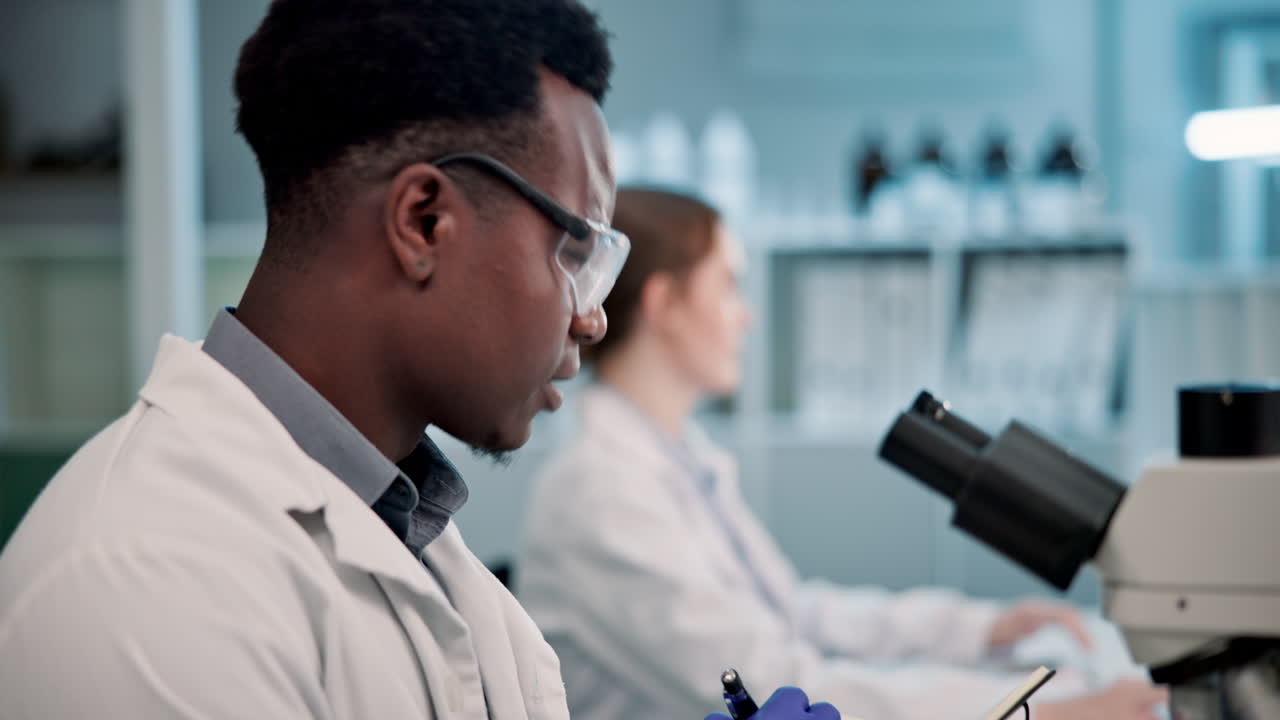 científicos que trabajan en un laboratorio