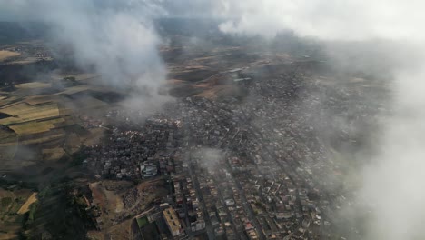 por encima de las nubes, una pintoresca ciudad emerge, como magia por debajo