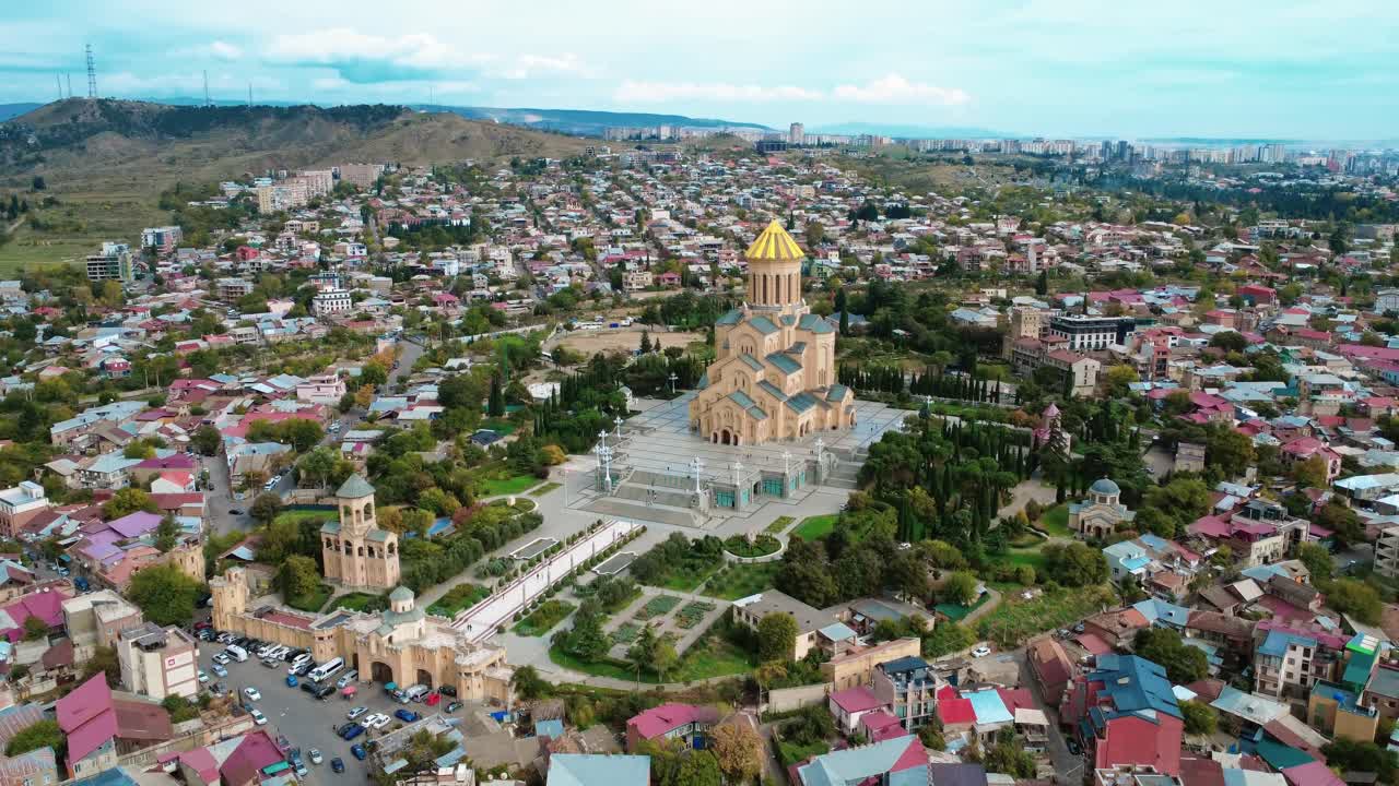 Katedrála v Tbilisi v Gruzii, pohled dronem, katolický pravoslavný chrám Tsminda Sameba