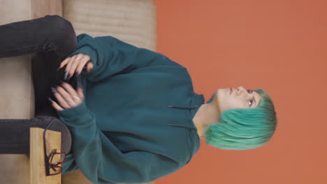 el video vertical de una joven que se siente incompetente se enoja.
