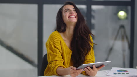 Mujer-De-Negocios-Alegre-Riendo-Con-Almohadilla.-Mujer-Bonita-Recibiendo-Mensaje-Divertido