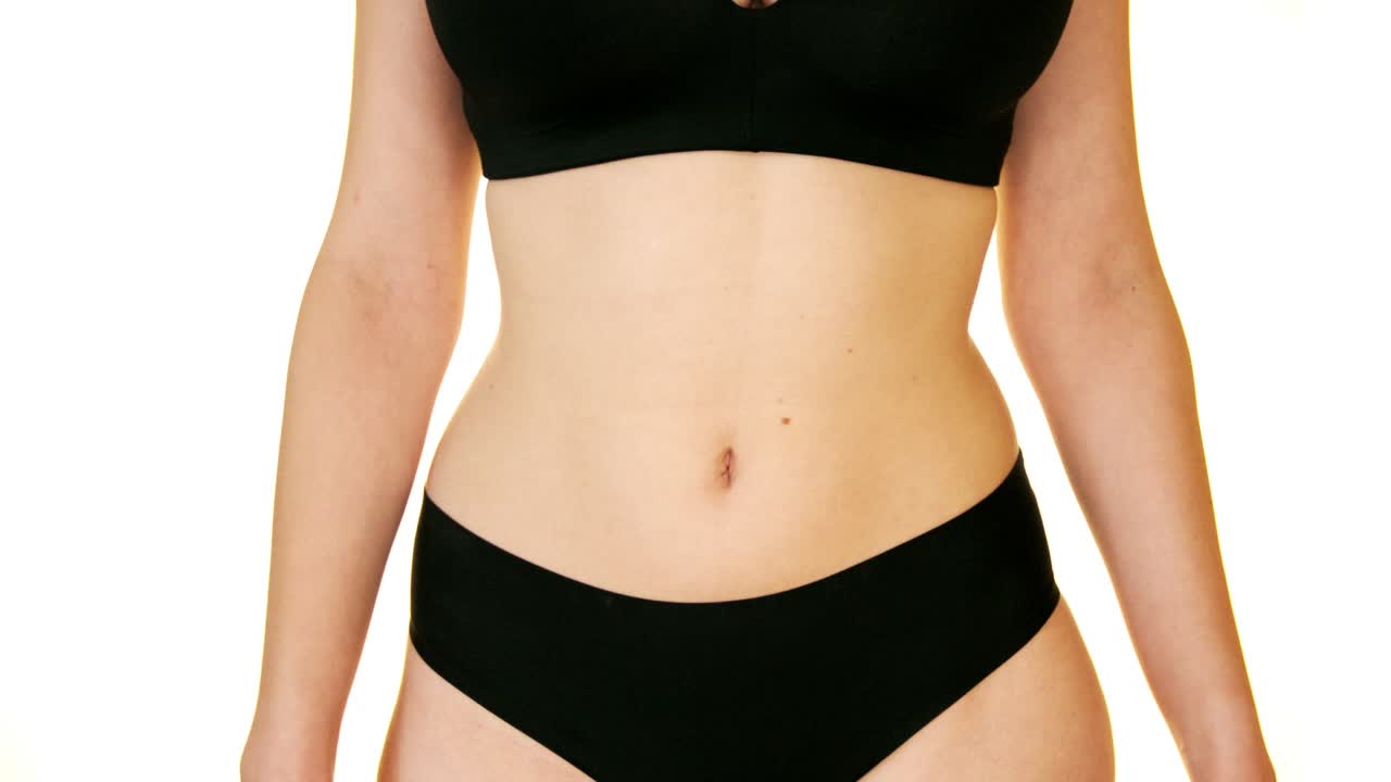 cerrar en torso femenino aislado sobre fondo blanco.