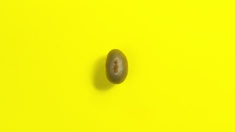 la fruta del kiwi rebota y desaparece gradualmente capa por capa, siendo comida.
