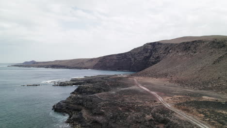 Vista-Aérea-De-La-Costa-Cerca-De-Tenesar,-Islas-Canarias,-Lanzarote