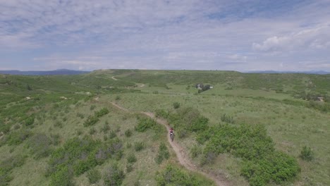 Drohnenansicht-Eines-Mountainbikers,-Der-Bergab-Fährt