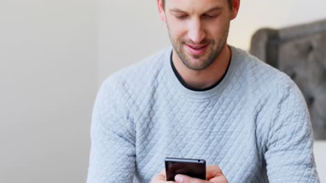 hombre usando teléfono móvil en el dormitorio 4k