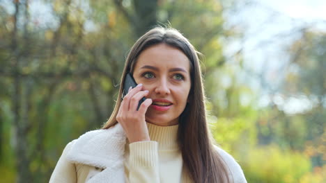 mujer hablando por teléfono en un parque