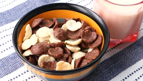 cuenco de chocolate y cereal de vainilla con leche