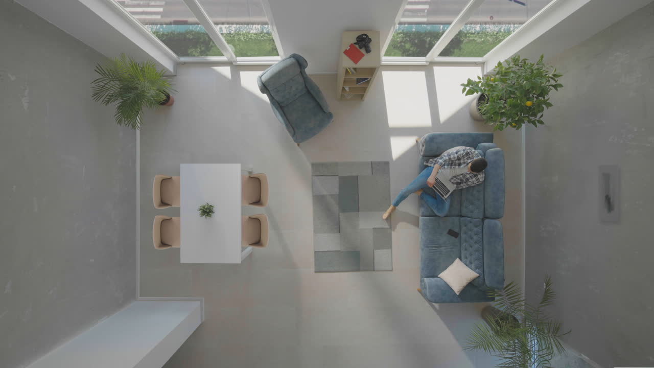 hombre sentado cómodamente en el sofá