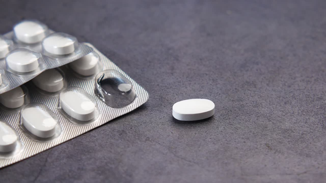 테이블 위에 있는 블리스터 패키지의 약을 닫습니다.