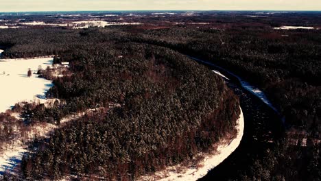 Drohnenflug-über-Das-Meer-Im-Winter-Gefrorene-Felsen-An-Der-Küste