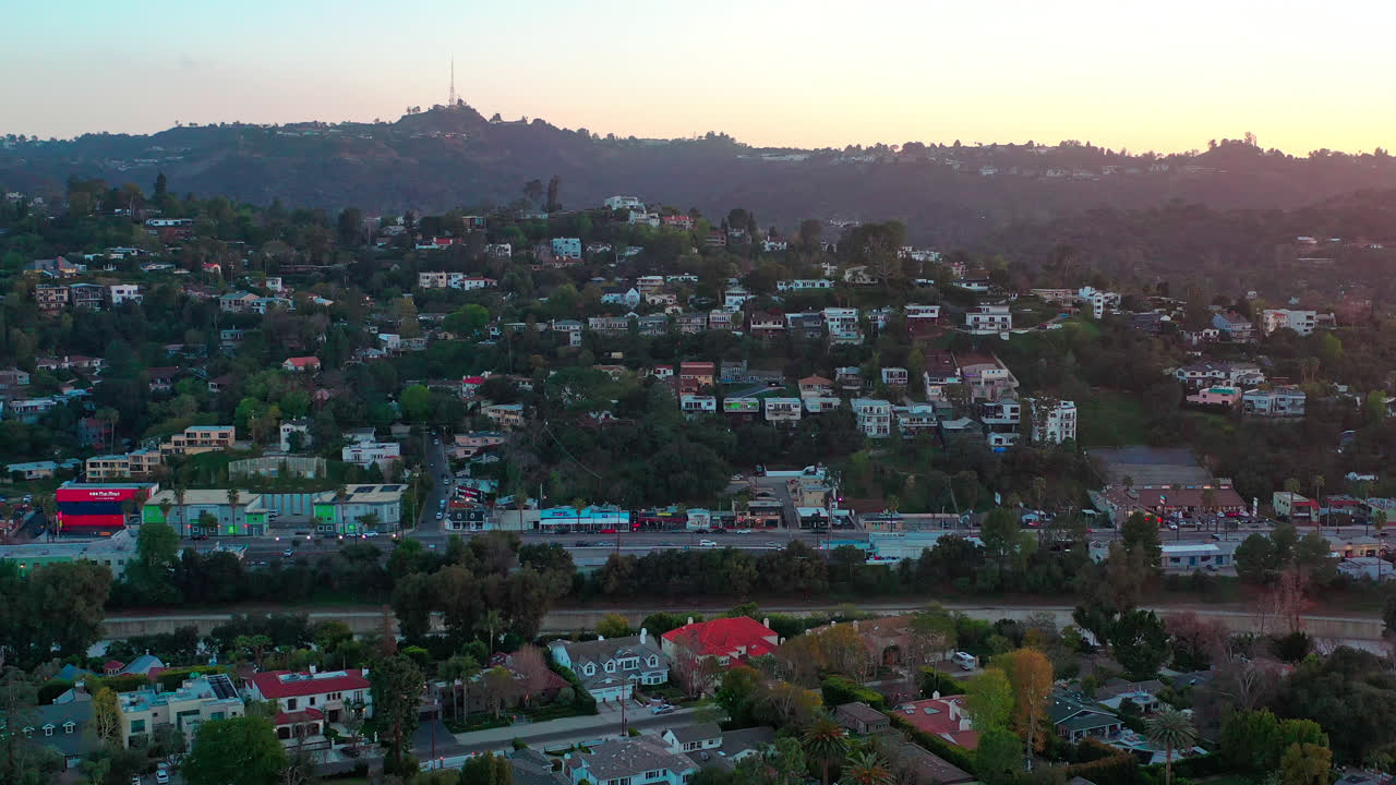 antena: vista de las montañas en los ángeles, área de hollywood, suburbios de california, estados unidos