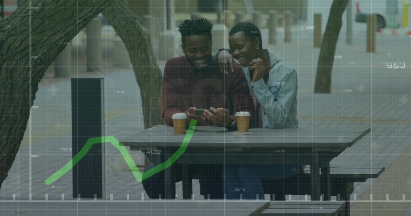 Animation de traitement de données superposée à un couple afro-américain utilisant un smartphone.
