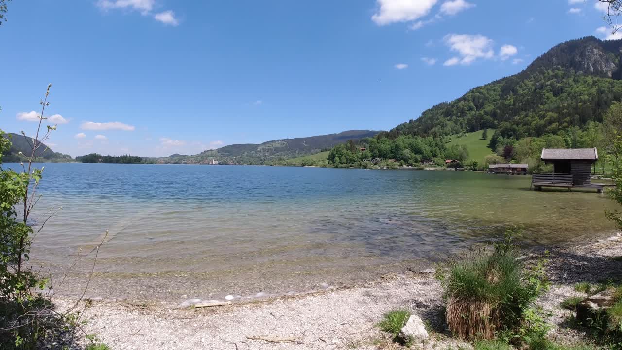 Jezero Schliersee v Bavorsku poblíž Mnichova. Toto krásné jezero bylo zaznamenáno pomocí DJI Osmo Action ve 4K v létě 2020.