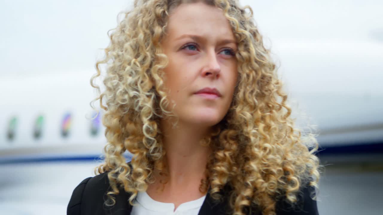 탈출한 4k에 서 있는 사업가