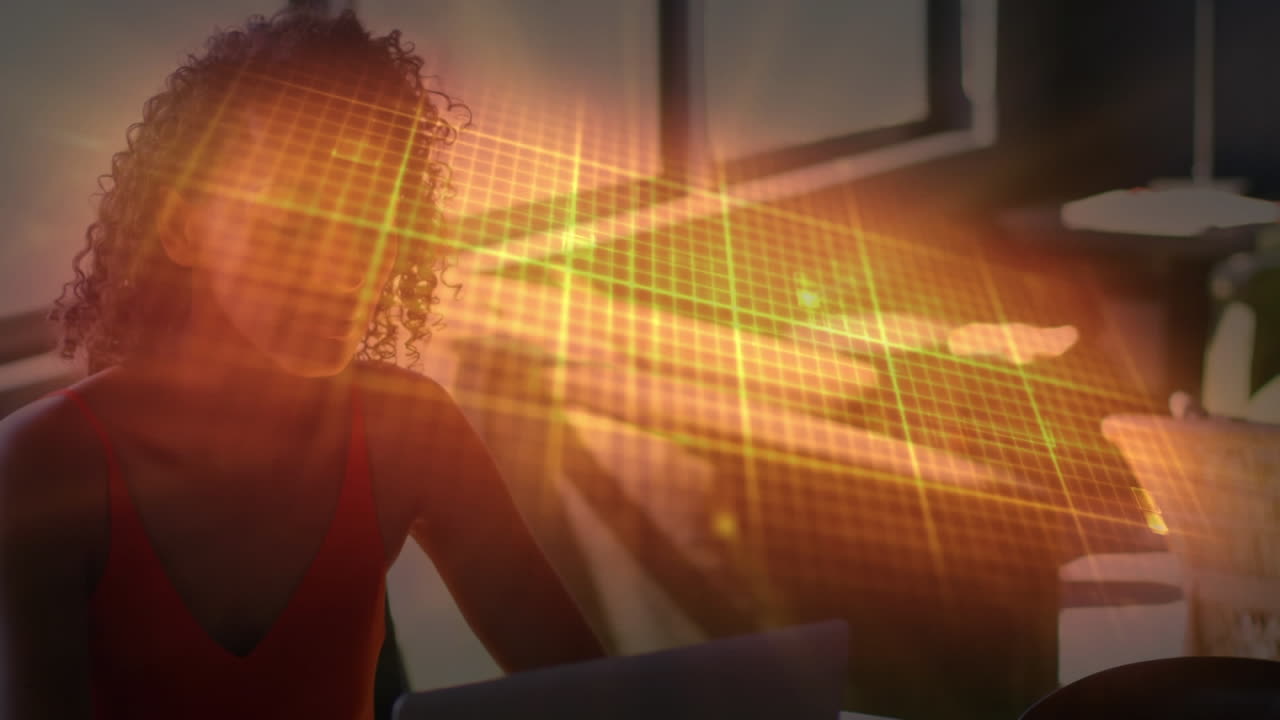 animación de una línea isoeléctrica sobre una mujer de negocios biracial que usa una computadora portátil en la oficina