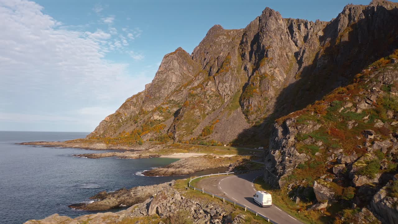 En naturskøn kystkøretur langs Vesterålen med tårnhøje bjerge og havudsigt