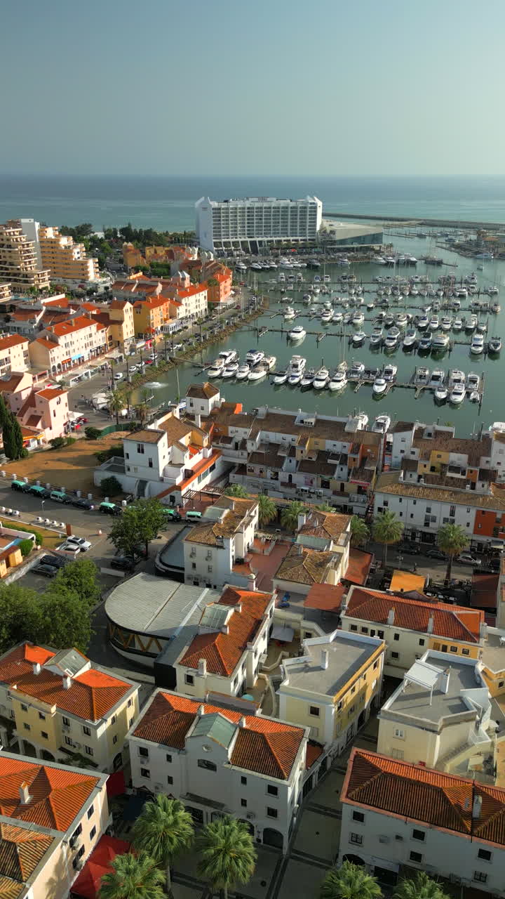 Vista aerea verticale del porto turistico di Vilamoura e del centro città, Portogallo