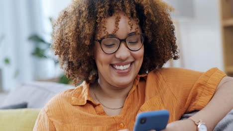 Mujer-Feliz-Riendo-En-Un-Teléfono