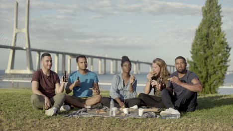 Amigos-Sonrientes-Alegres-Haciendo-Picnic-En-El-Parque