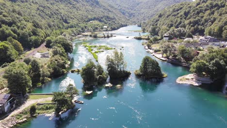 Schöne-Aussicht-Mit-Drohne-Eines-Flusses-In-Bosnien