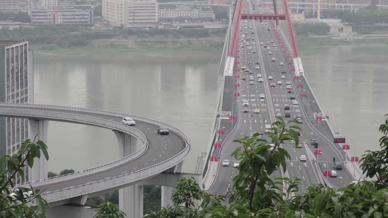 강을 가로지르는 다리에서