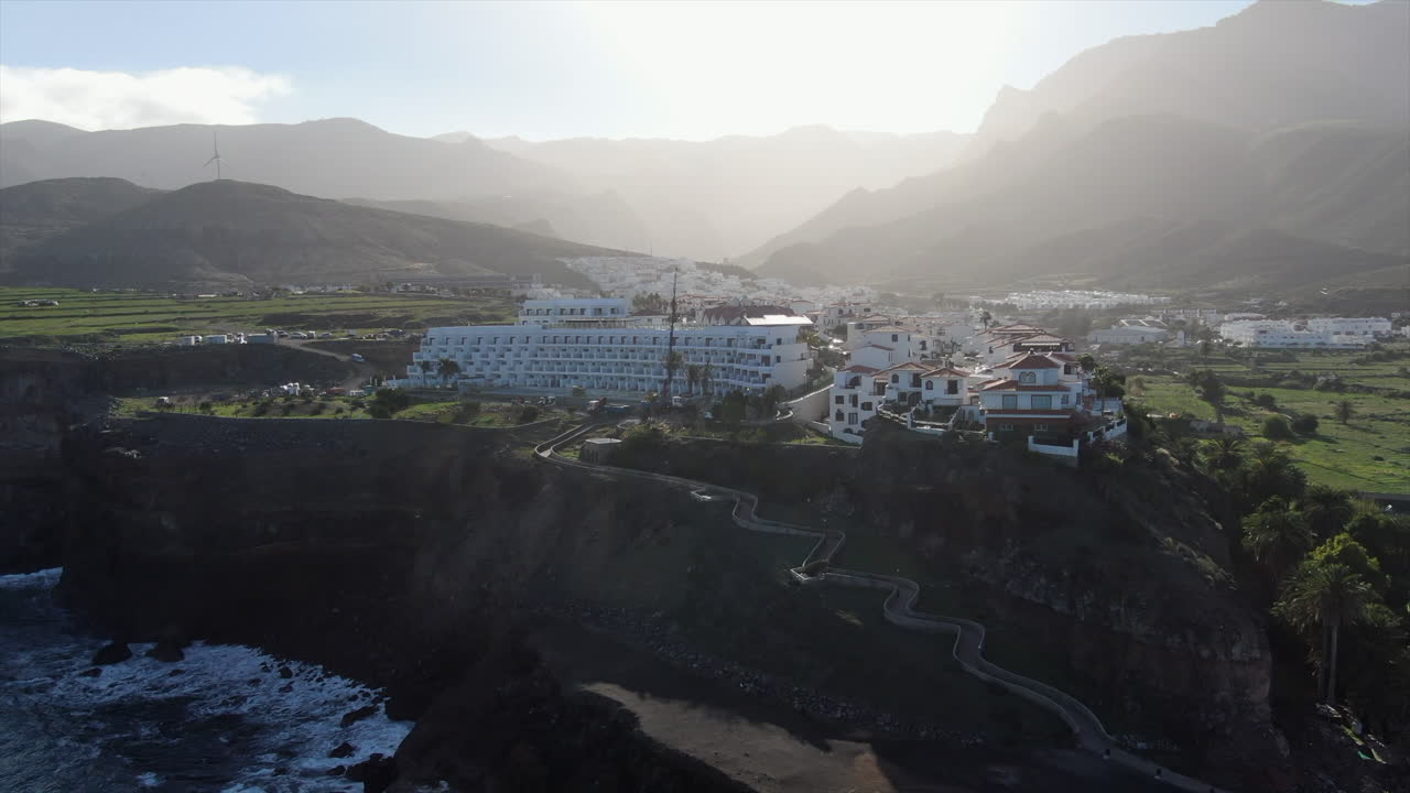 fantastica toma aerea de la costa de agaete y donde se encuentra un famoso hotel del municipio