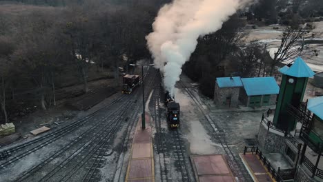 Luftaufnahme-Eines-Dampfzuges,-Der-Am-Bahnhof-Ankommt