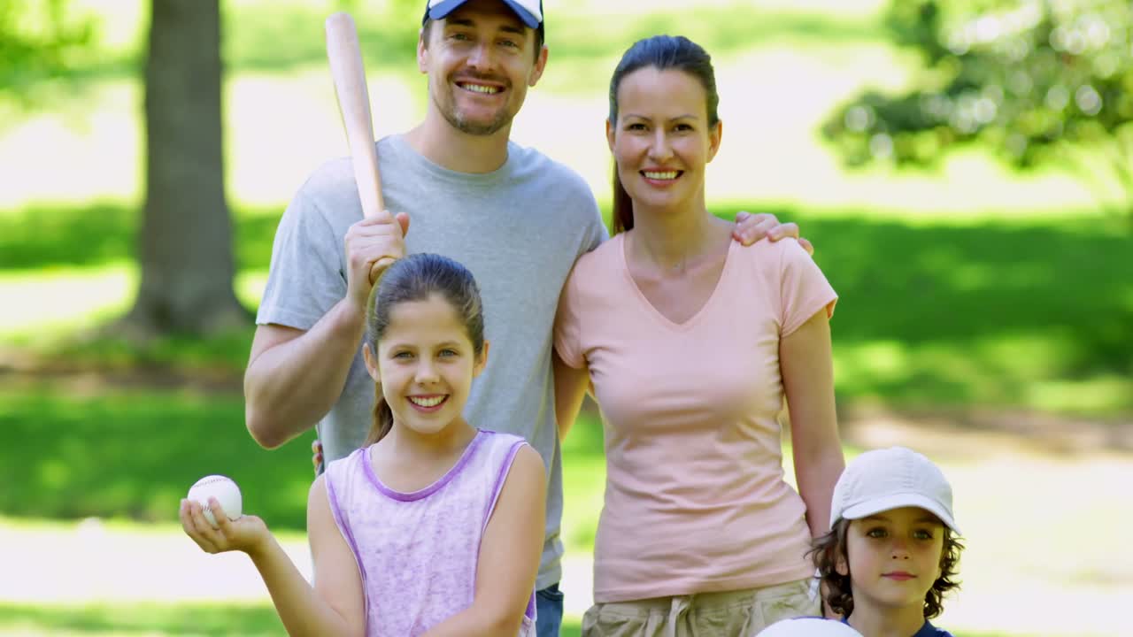 familia deportiva sonriendo a la cámara en el parque