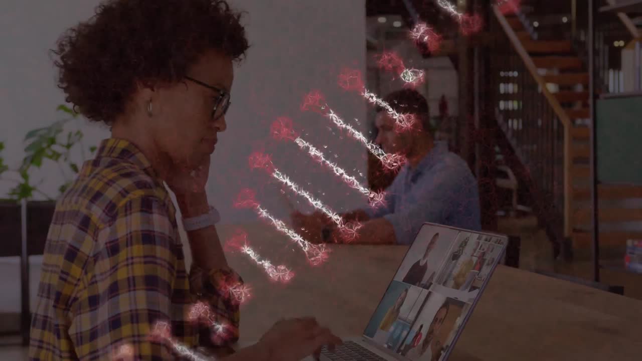animación de una cadena de adn sobre una mujer de negocios afroamericana que tiene una videollamada por portátil con colegas