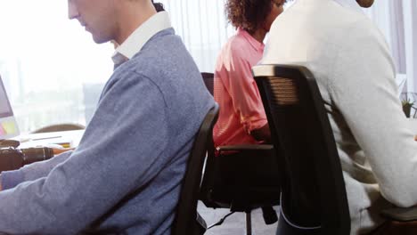 colegas trabajando en la computadora portátil en el escritorio
